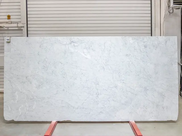 Слэб из мрамора BIANCO CARRARA полированный 3380x1530x20 мм, код 25752