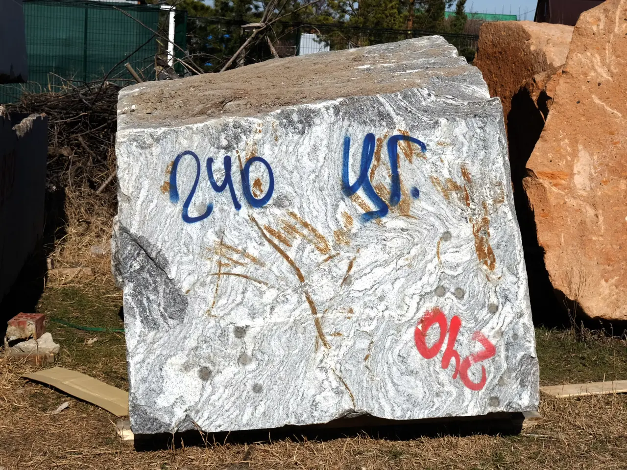 Гранит Блок из гранита ДЯДИНА ГОРА 1000x1600x1350 мм, код 27152