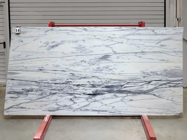 Слэб из мрамора CALACATTA OPTIMA полированный 2650x1300x20 мм, код 28132