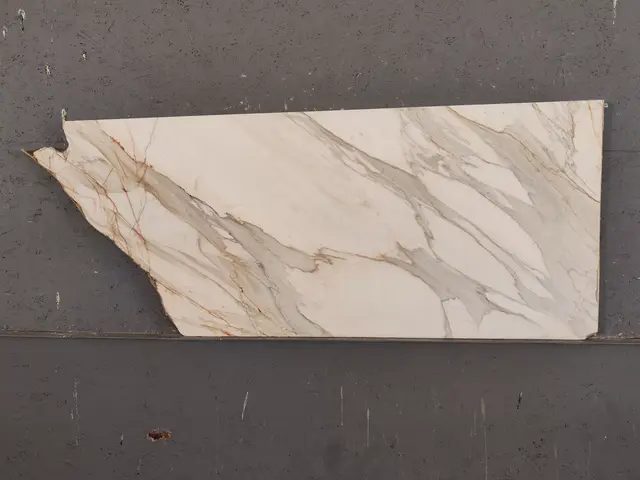 Полоса из мрамора ARABESCATO GOLD полированный 1100x600x20 мм, код 13822