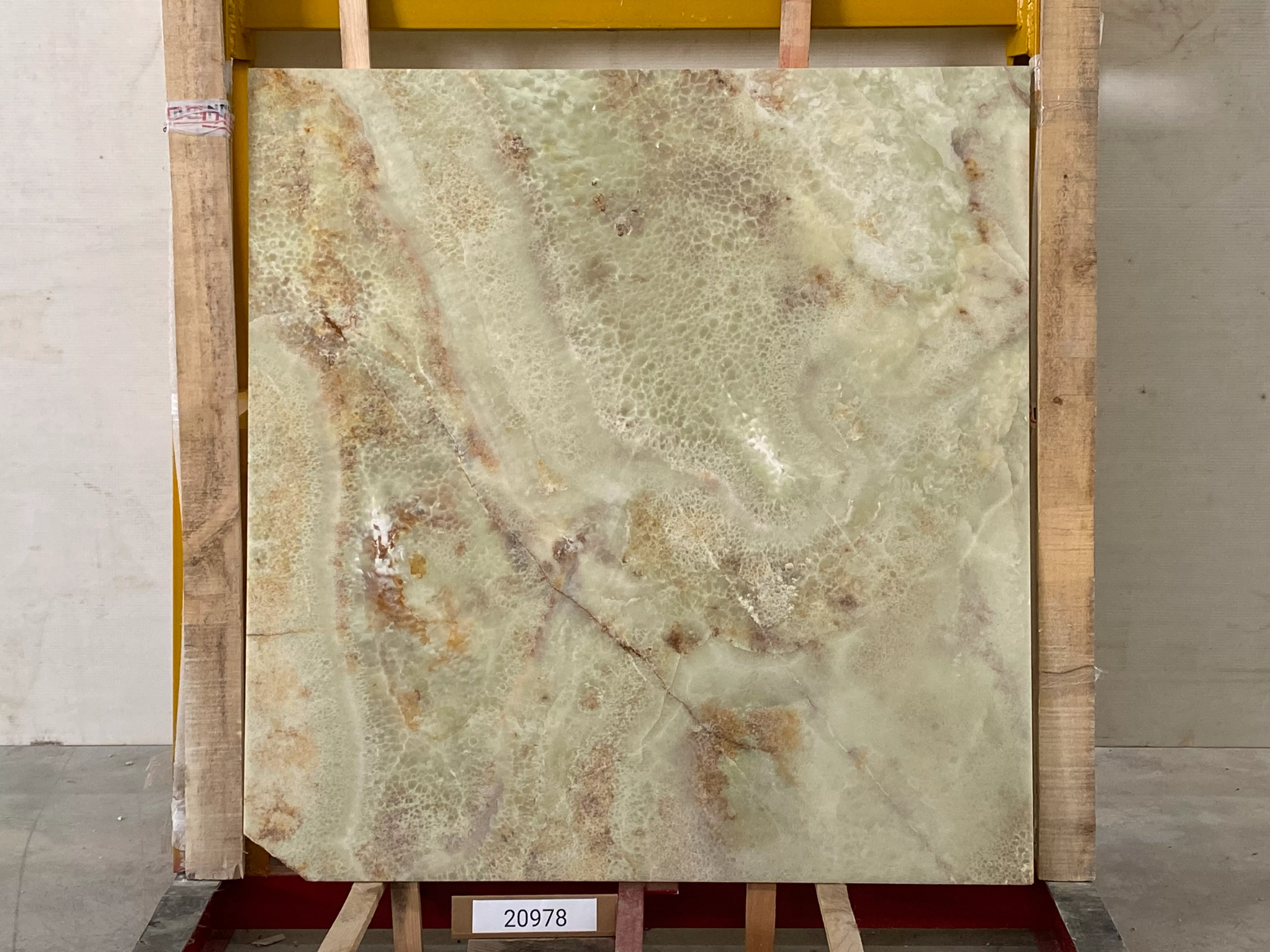 Слэб из оникса ONICE LIGHT GREEN полированный 1350x1400x20 мм, код 20978