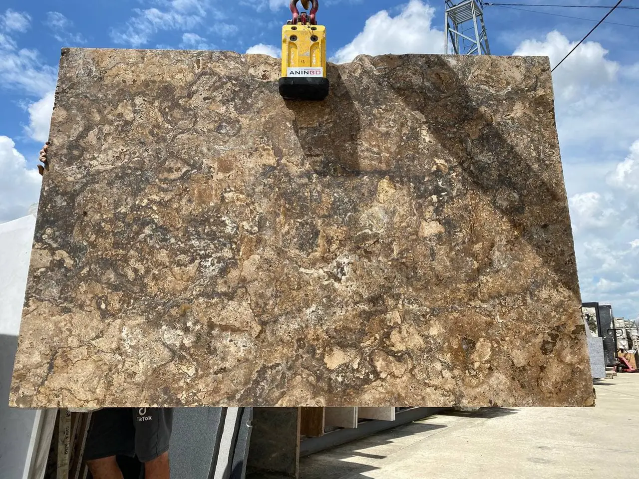 Слэб из травертина ZEBRA BROWN C/P полированный 2160x1430x30 мм, код 6693