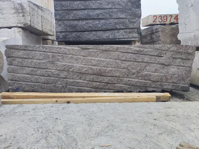 Гранит Блок из гранита МЕЖИРИЧСКИЙ 2870x1250x700 мм, код 23955