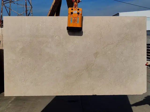 Слэб из мрамора CREMA MARFIL EXTRA полированный 2030x1130x20 мм, код 27104