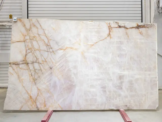 Слэб из кварцита CRISTALLO PINK EXTRA полированный 3100x1800x20 мм, код 26000