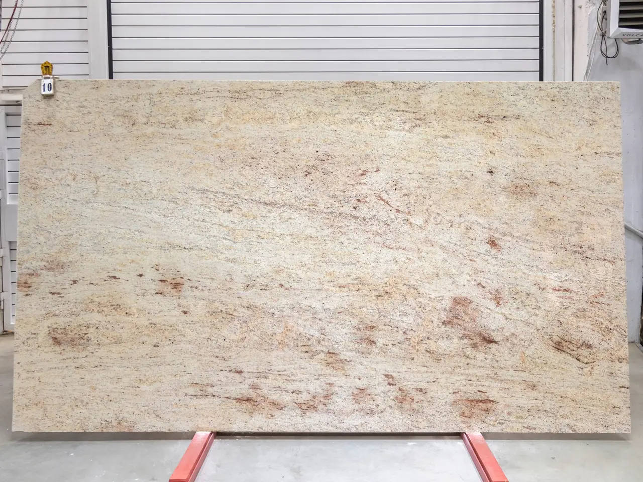 Слэб из гранита IVORY BROWN полированный 3400x1950x30 мм, код 25792