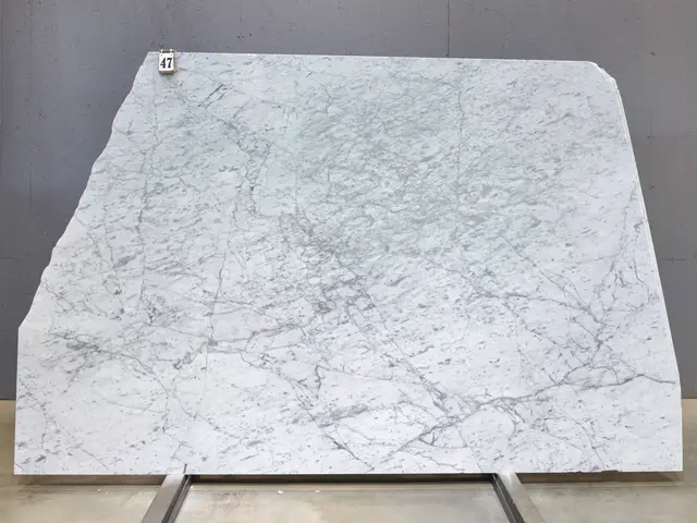 Слэб из мрамора BIANCO CARRARA С полированный 2450x1850x20 мм, код 28692