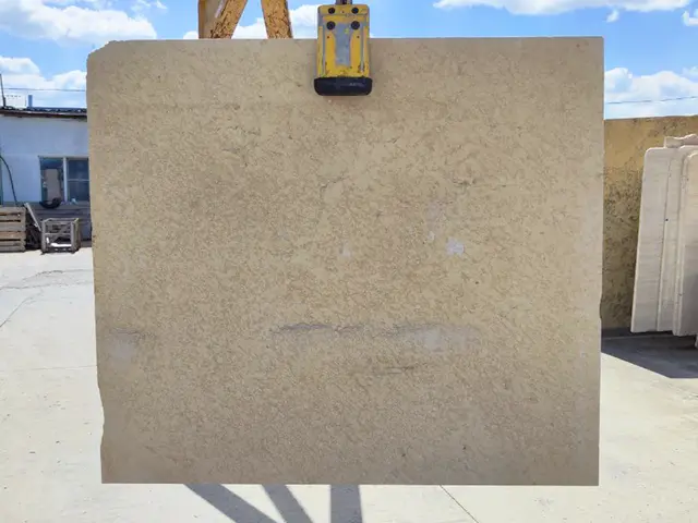 Слэб из мрамора SANNY GOLD полированный 1930x1700x30 мм, код 24243