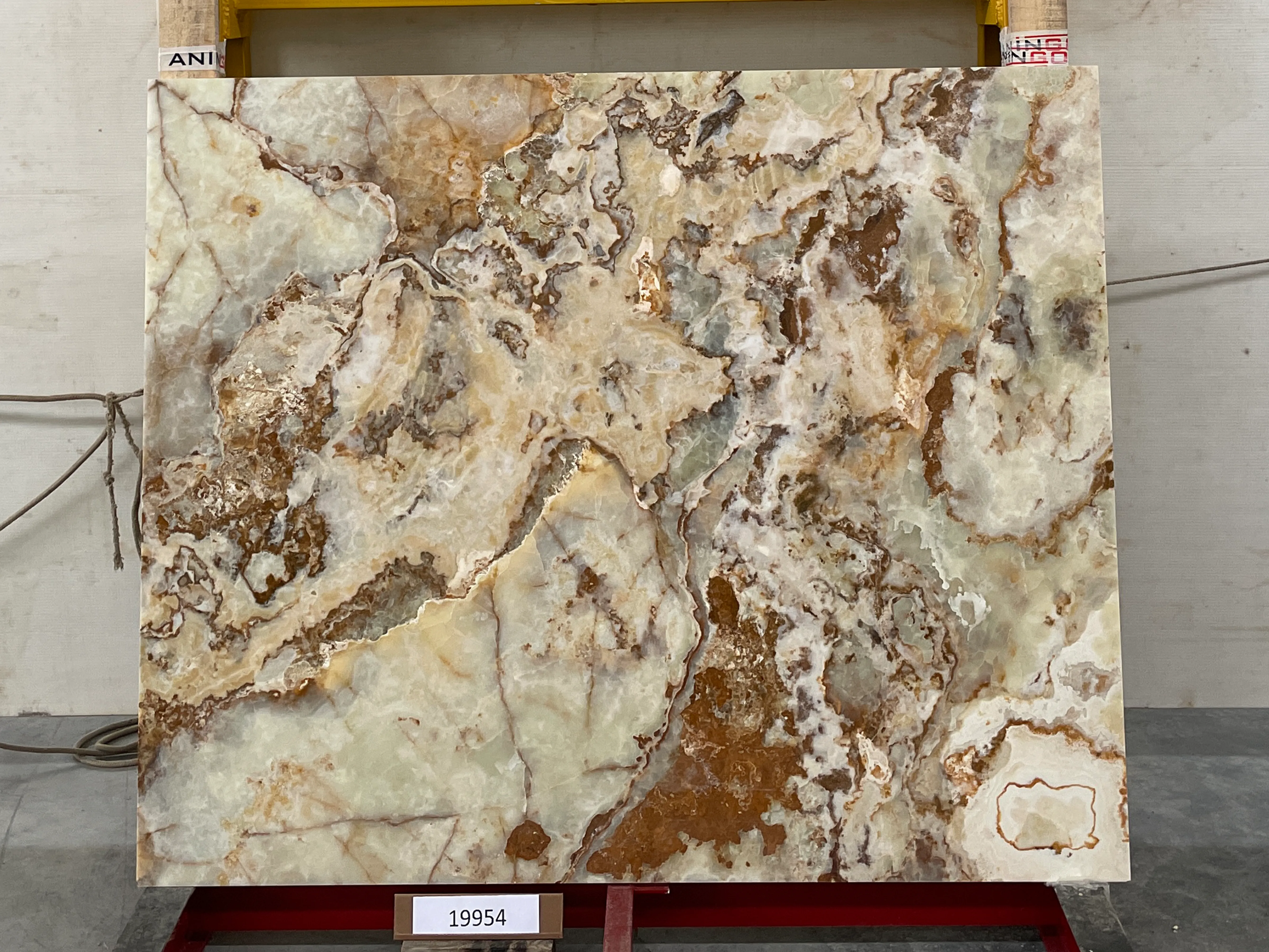 Слэб из оникса ONICE WHITE FLORENCE полированный 1630x1330x20 мм, код 19954