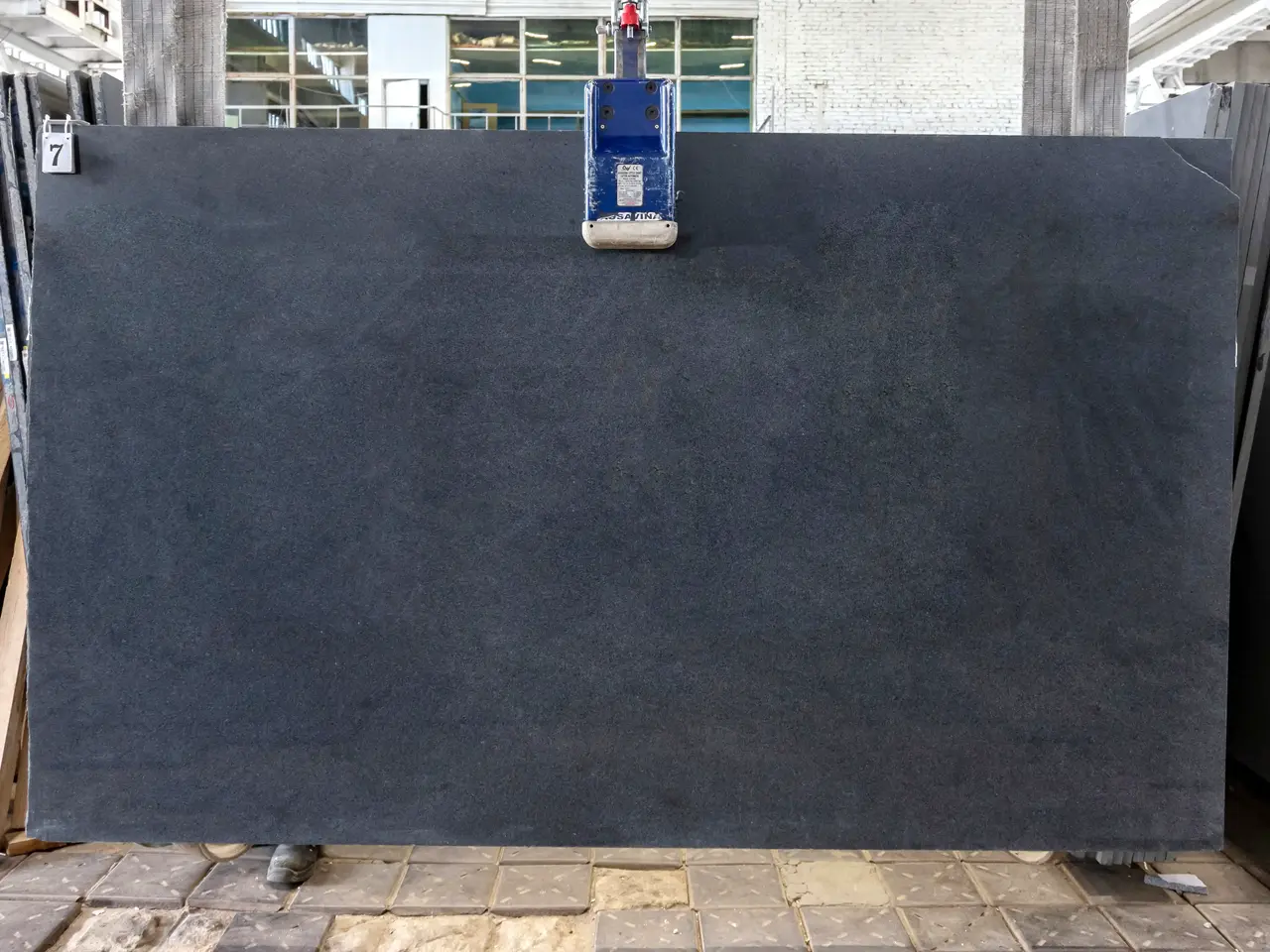 Слэб из гранита SESAM BLACK полированный 2700x1800x20 мм, код 28915