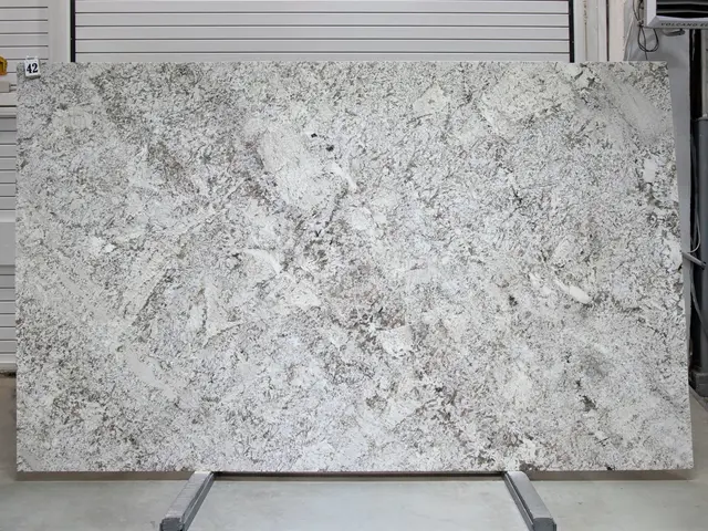 Слэб из гранита CREMA ANTICO полированный 3260x2000x30 мм, код 25706