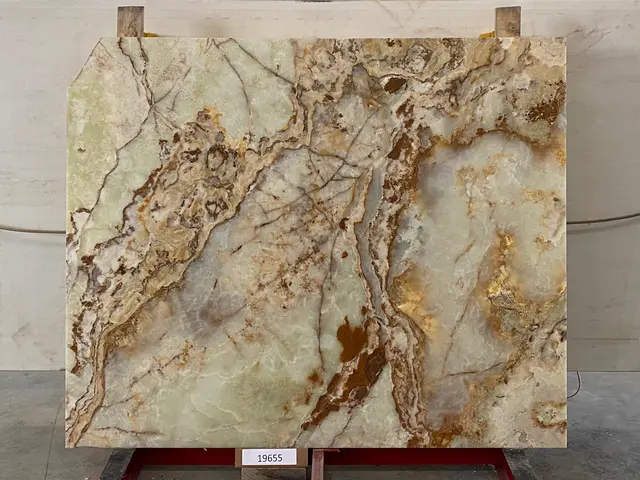Слэб из оникса VERDE полированный 1950x1600x20 мм, код 19655