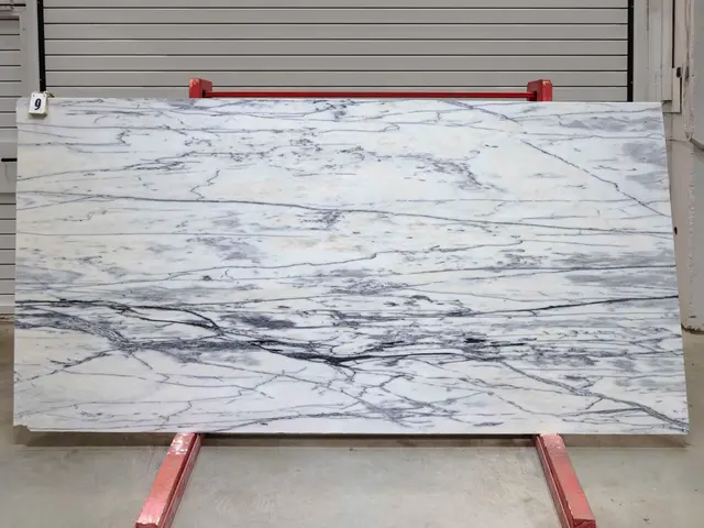 Слэб из мрамора CALACATTA OPTIMA полированный 2650x1300x20 мм, код 28127