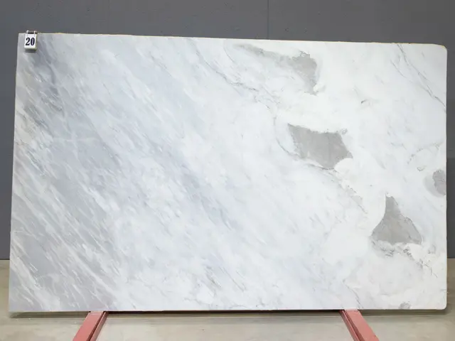 Слэб из мрамора BARGILIO APUANO LIGHT полированный 2550x1550x20 мм, код 26538