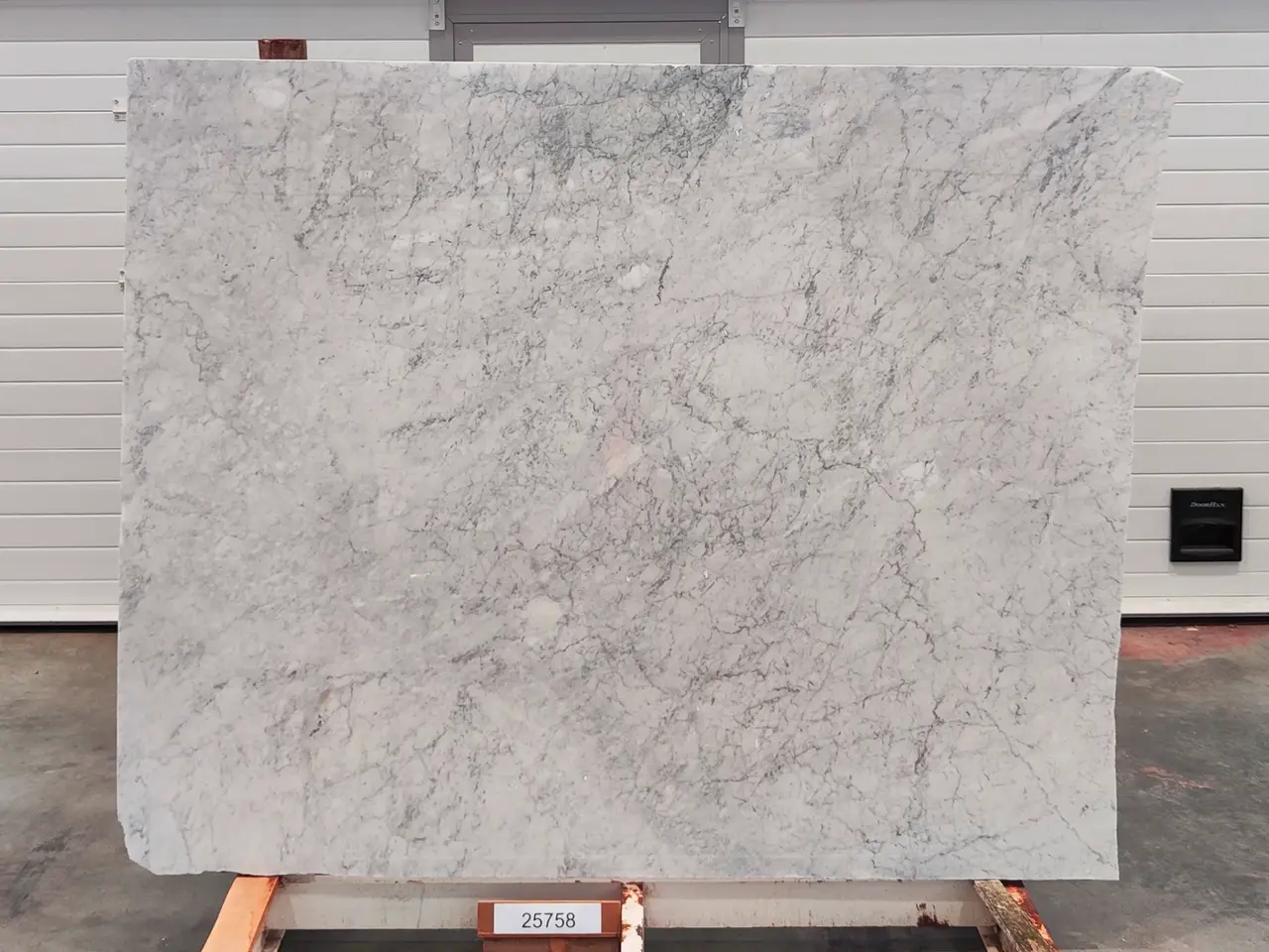 Слэб из мрамора BIANCO CARRARA полированный 1980x1600x20 мм, код 25758