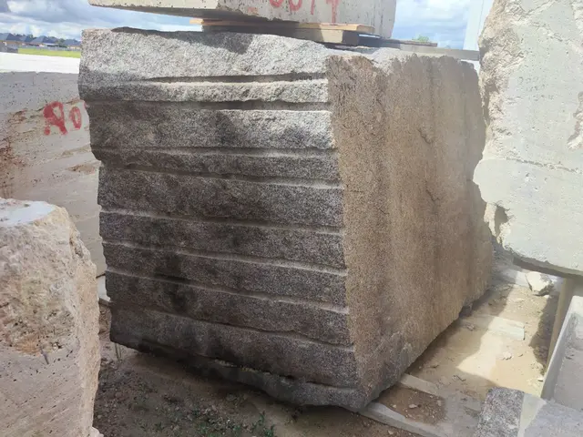 Гранит Блок из гранита Возрождение 1700x1000x1300 мм, код 23949