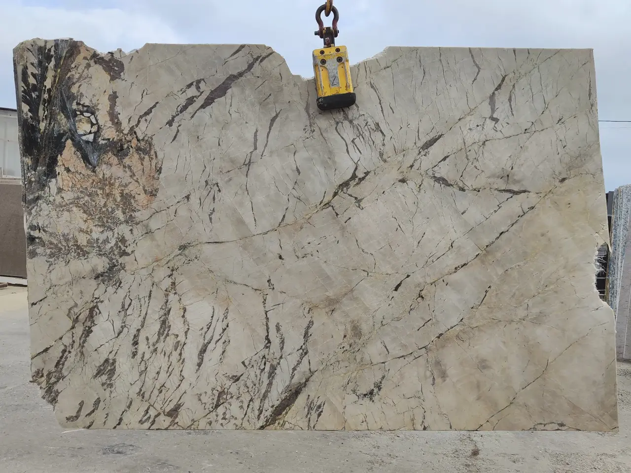 Слэб из гранита CREAM GRACE полированный 2030x1930x20 мм, код 26017