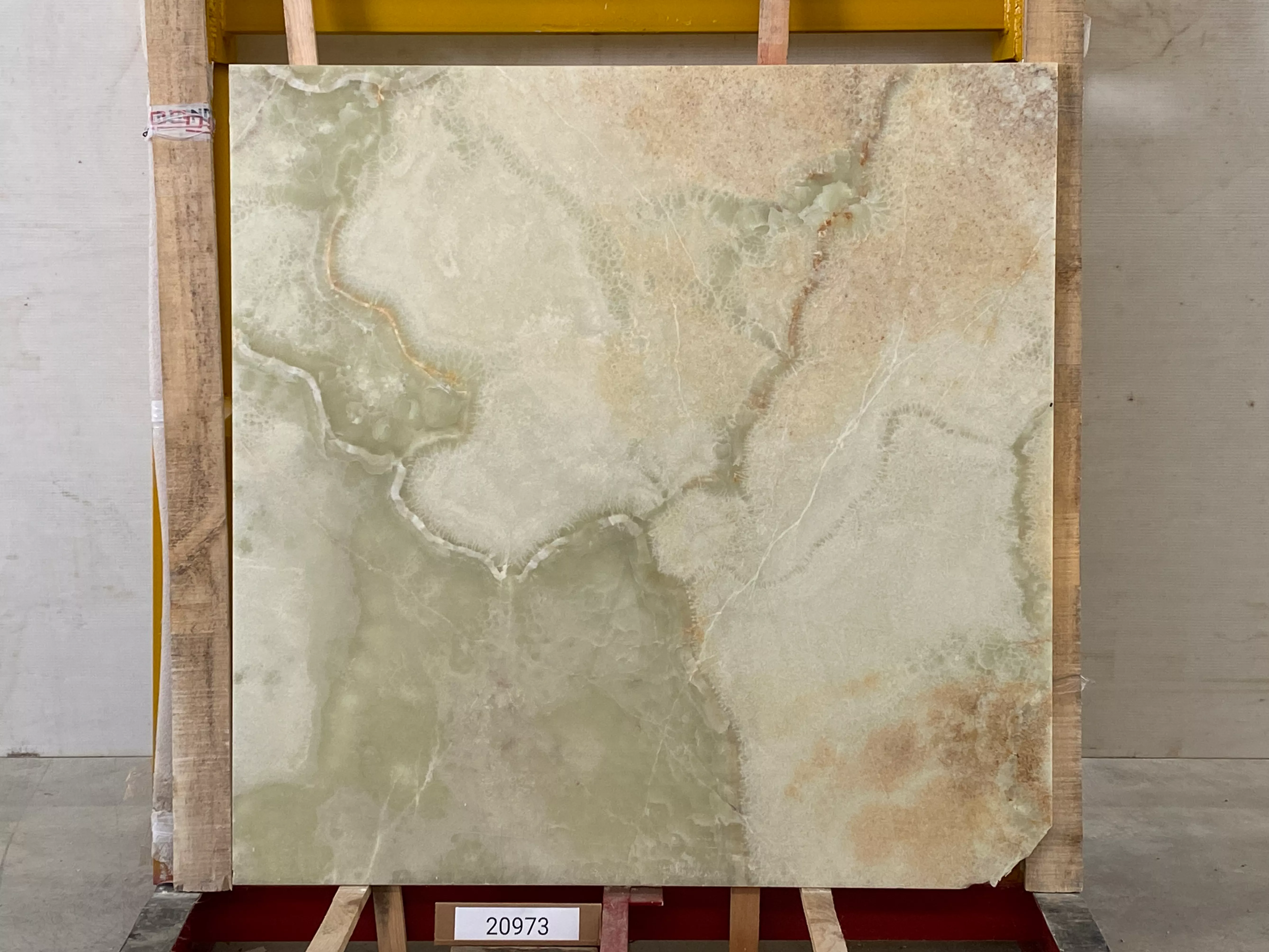 Слэб из оникса ONICE LIGHT GREEN полированный 1400x1400x20 мм, код 20973