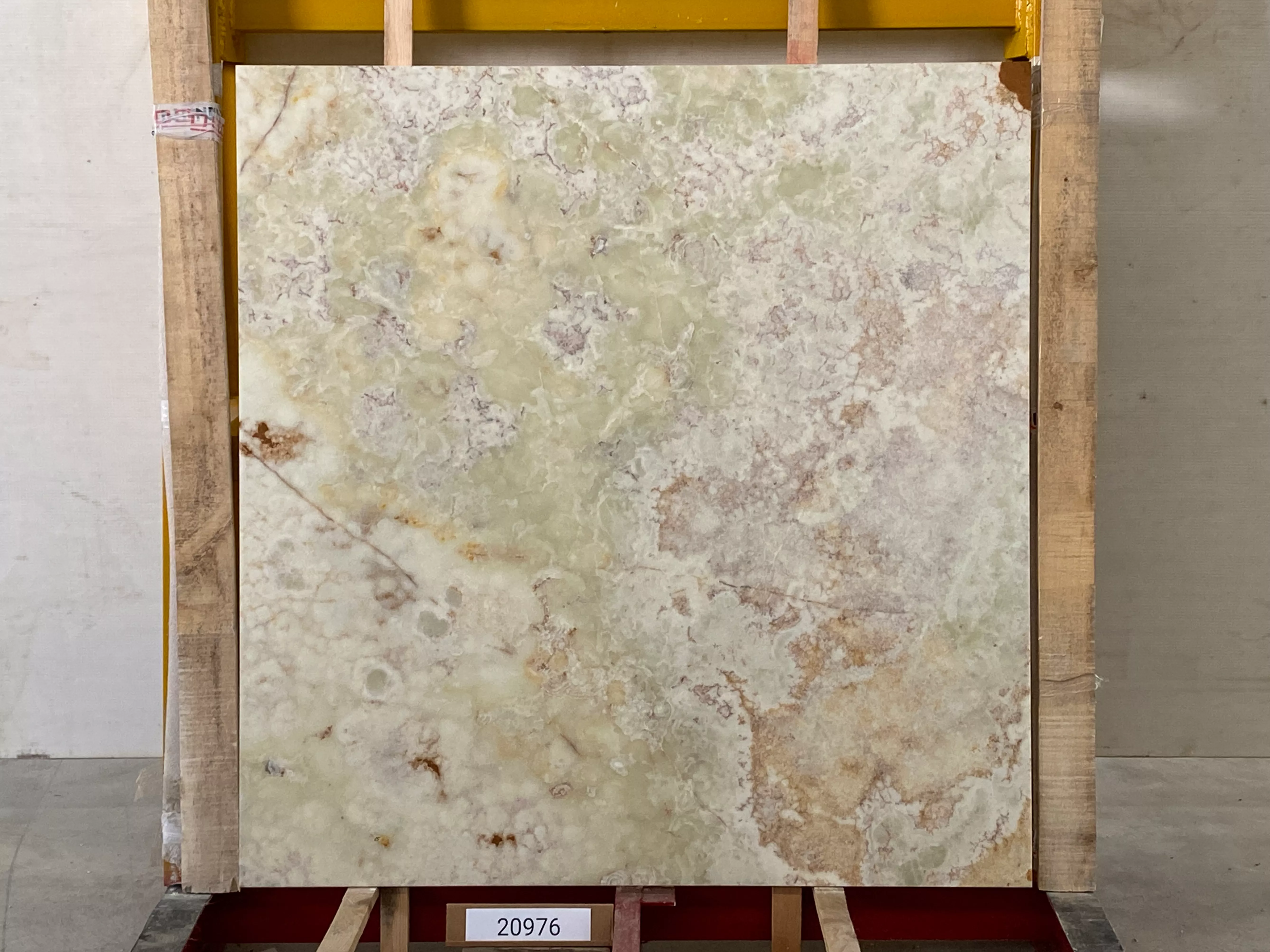 Слэб из оникса ONICE LIGHT GREEN полированный 1350x1400x20 мм, код 20976