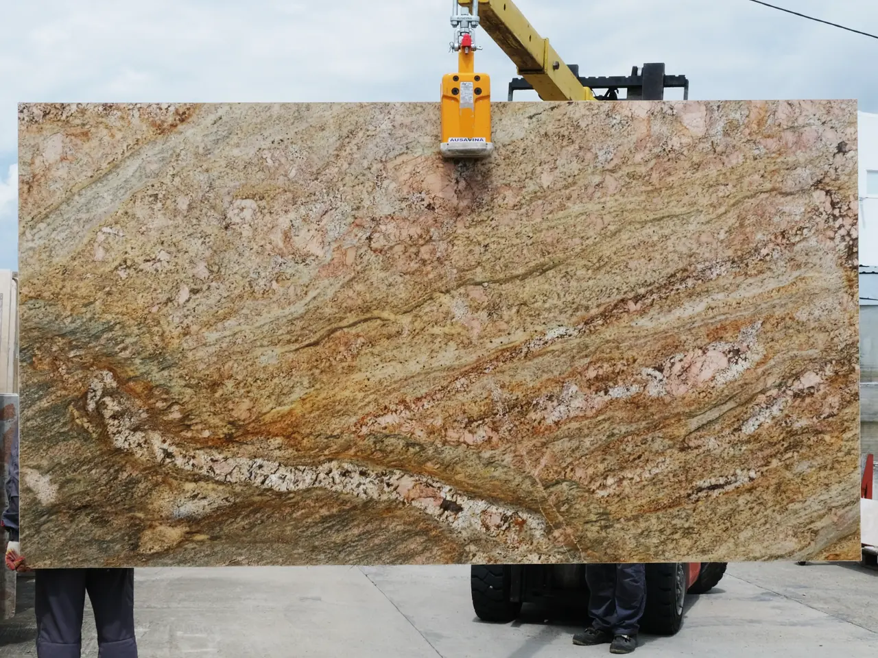 Слэб из гранита IMPERIAL GOLD полированный 3340x1840x20 мм, код 28068