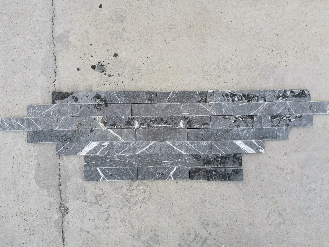 Плитка из мрамора PIETRA GRAY колотый 200x50x20 мм, код 17268