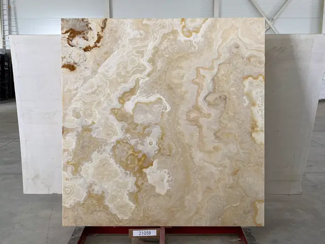 Слэб из оникса MIELE полированный 1840x1900x20 мм, код 21058