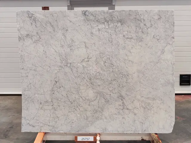 Слэб из мрамора BIANCO CARRARA полированный 2000x1600x20 мм, код 25757