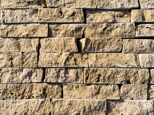 Плитка из травертина SPLIT FACE Lx70x30 мм, код 8237