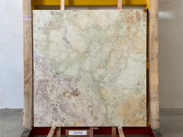 Слэб из оникса ONICE WHITE FLORENCE полированный 1350x1400x20 мм, код 20990
