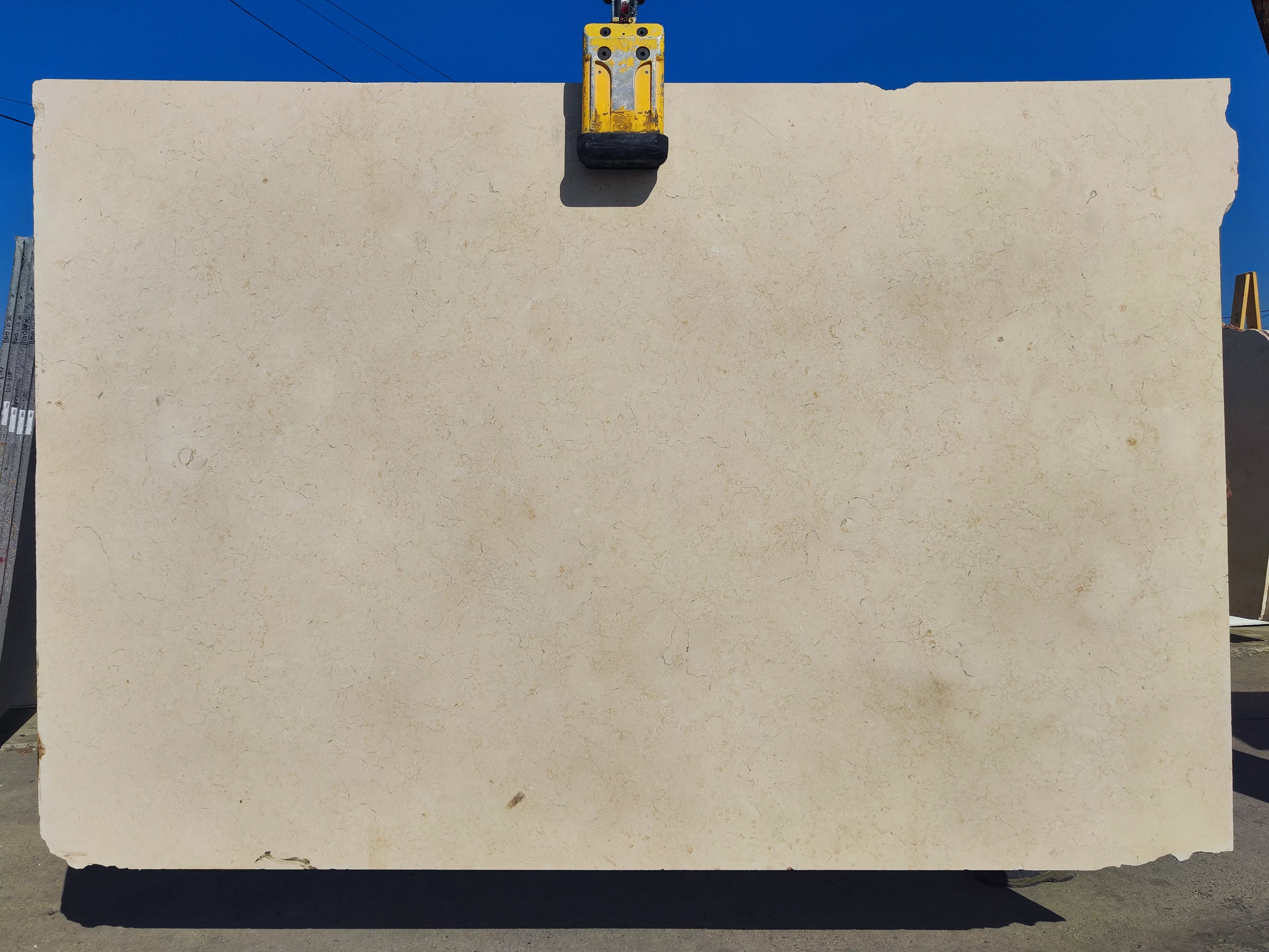 Слэб из мрамора GALALA полированный 2800x1850x20 мм, код 21905