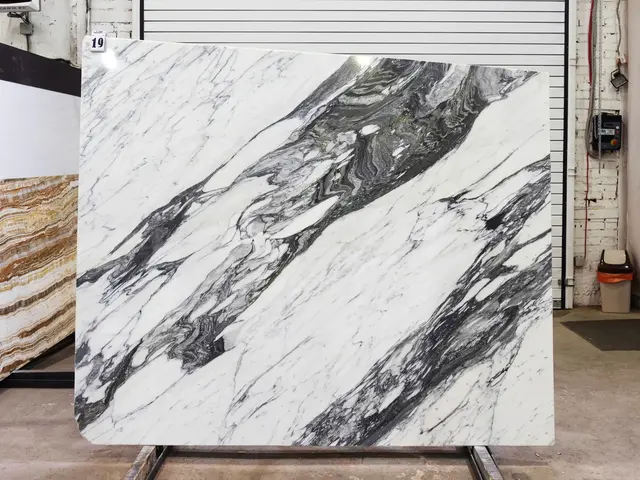 Слэб из мрамора CALACATTA CORCHIA полированный 2150x1760x20 мм, код 29357