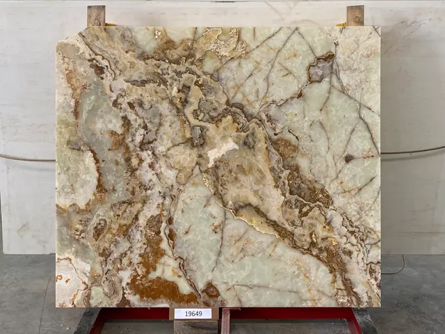 Слэб из оникса VERDE полированный 1850x1600x20 мм, код 19649
