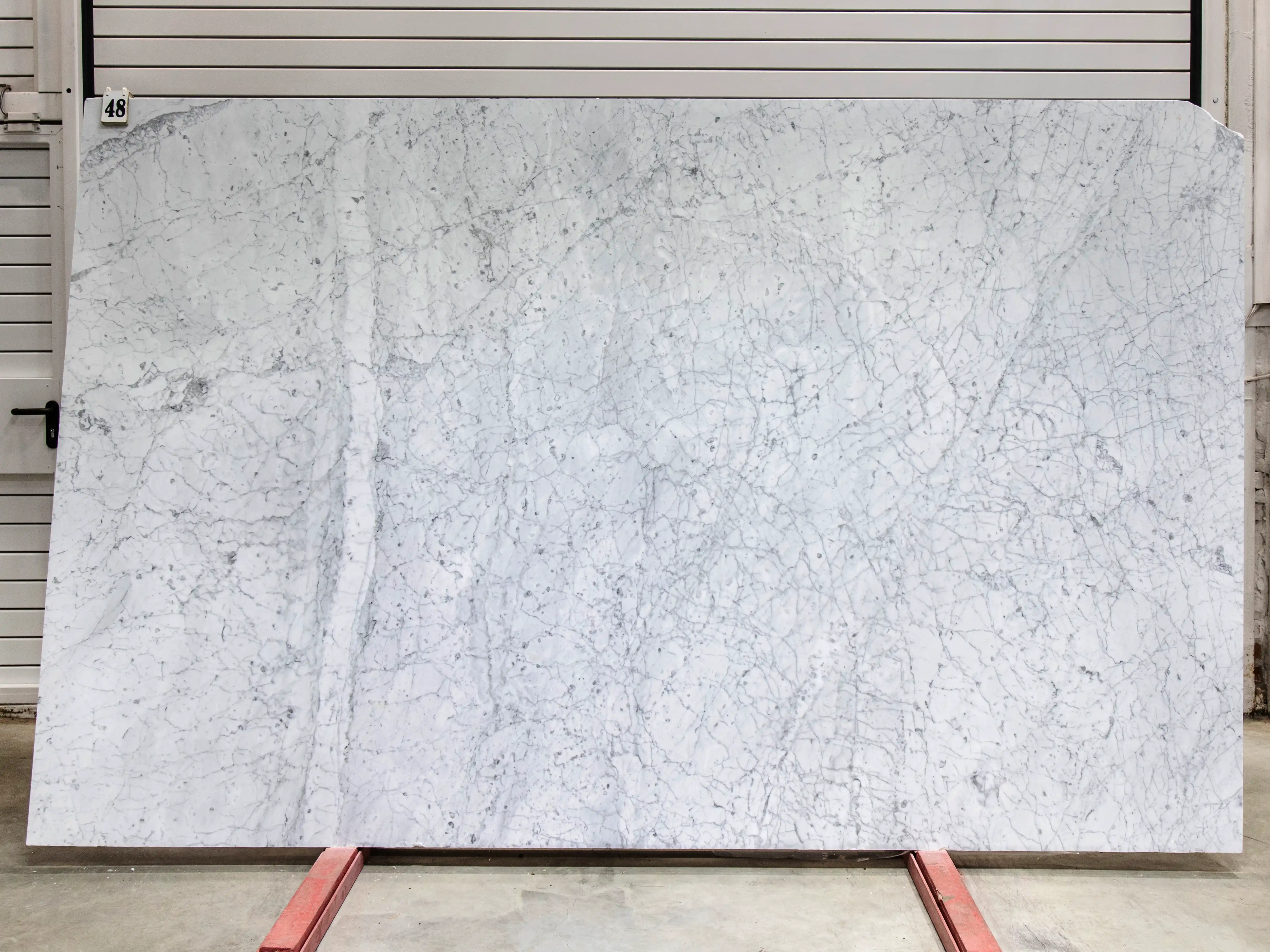 Слэб из мрамора BIANCO CARRARA С полированный 3040x1900x20 мм, код 28747