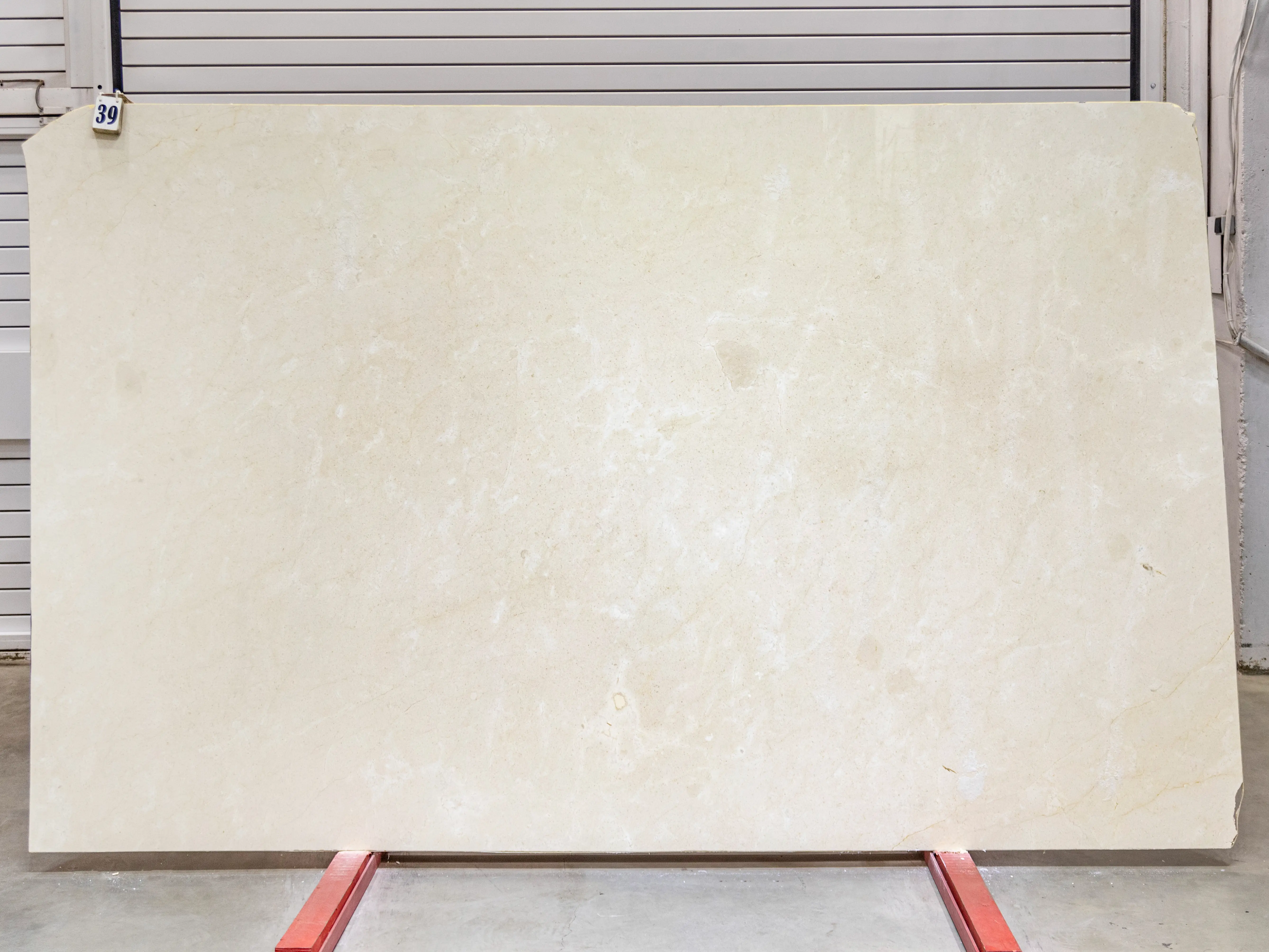 Слэб из мрамора CREMA MARFIL EXTRA полированный 3050x1860x20 мм, код 25744