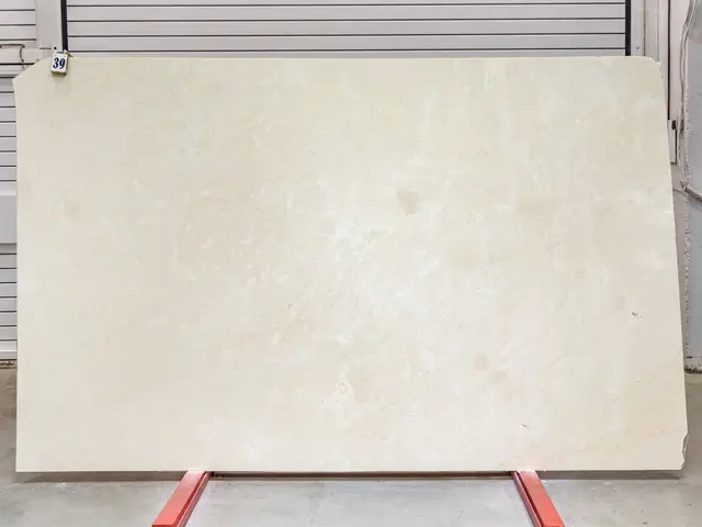 Слэб из мрамора CREMA MARFIL EXTRA полированный 3050x1860x20 мм, код 25744