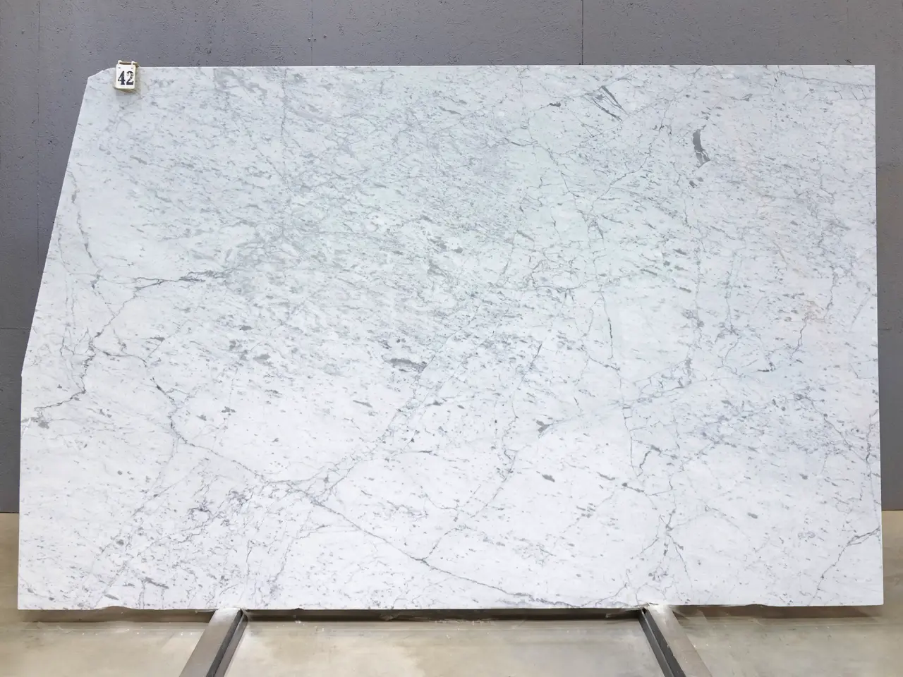 Слэб из мрамора BIANCO CARRARA С полированный 2930x1860x20 мм, код 28687