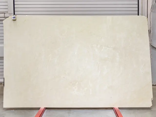 Слэб из мрамора CREMA MARFIL EXTRA полированный 3050x1860x20 мм, код 25743