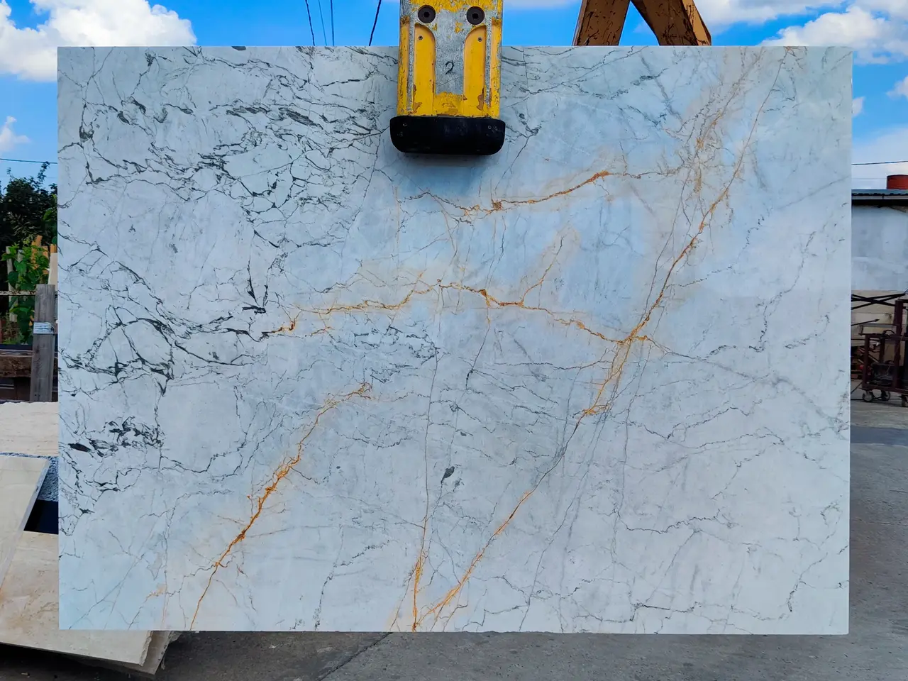 Слэб из мрамора STATUARIO полированный 1530x1130x20 мм, код 25030