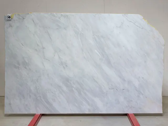 Слэб из мрамора BARGILIO APUANO LIGHT полированный 2450x1450x20 мм, код 26557