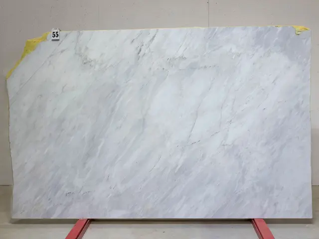 Слэб из мрамора BARGILIO APUANO LIGHT полированный 2450x1450x20 мм, код 26556