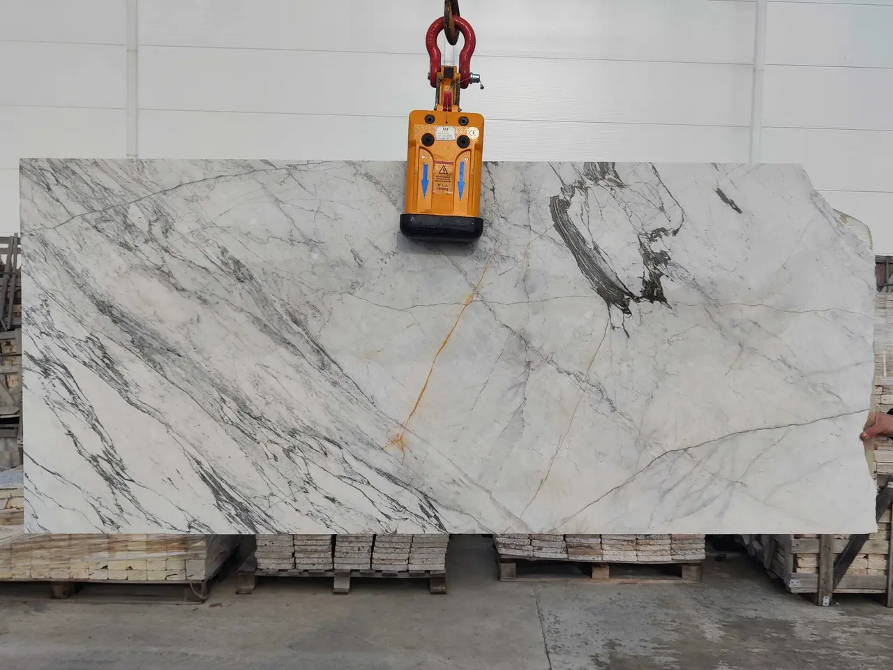 Полоса из мрамора STATUARIO полированный 2050x980x20 мм, код 26851