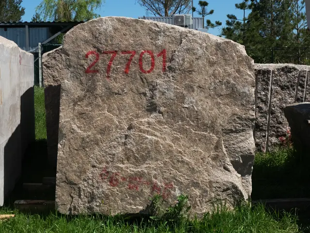 Гранит Блок из гранита ТОМИРИС || 1850x1580x1350 мм, код 27701