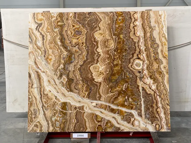 Слэб из оникса ONICE ROMANTIC BROWN полированный 2000x1700x20 мм, код 19966