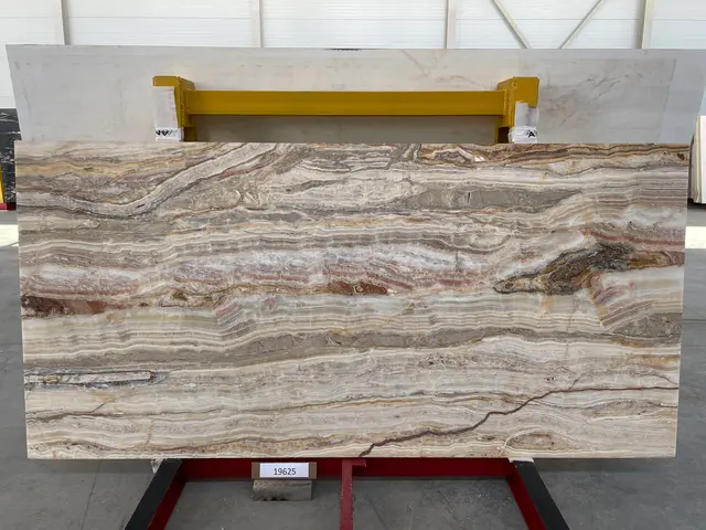 Слэб из оникса ONICE GOLDEN WAVE полированный 2800x1300x20 мм, код 19625