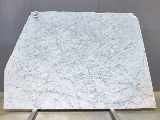 Слэб из мрамора BIANCO CARRARA С полированный 2200x1800x20 мм, код 28698