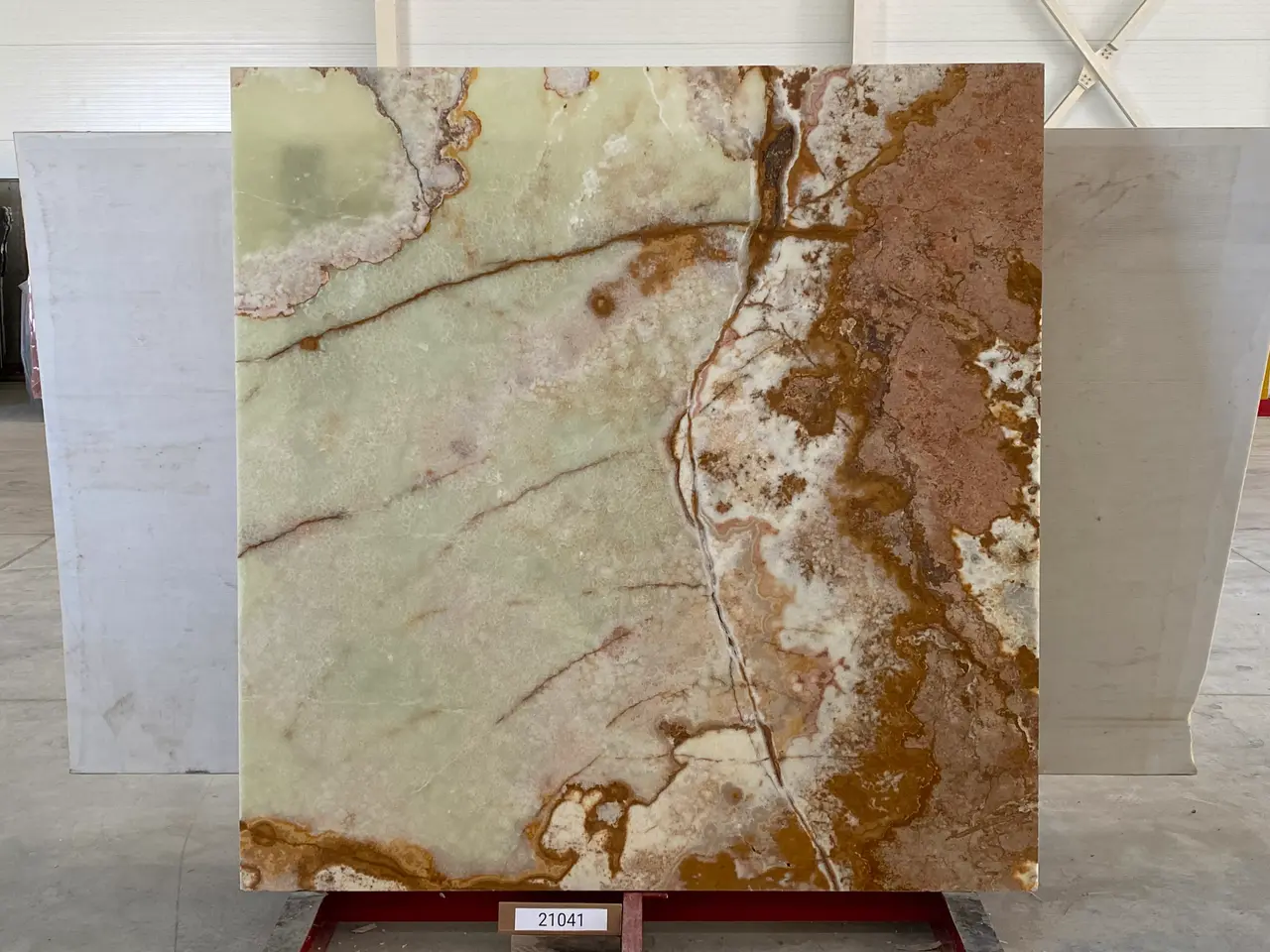 Слэб из оникса VERDE полированный 1840x1900x20 мм, код 21041
