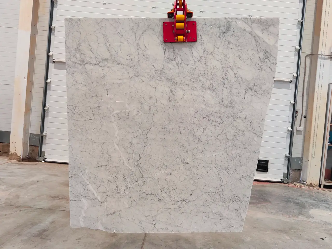 Слэб из мрамора BIANCO CARRARA полированный 1350x1600x20 мм, код 25764