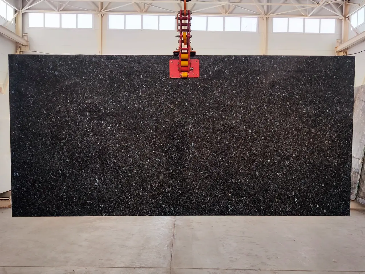 Слэб из лабрадорита BLUE PEARL полированный 2900x1350x20 мм, код 25501