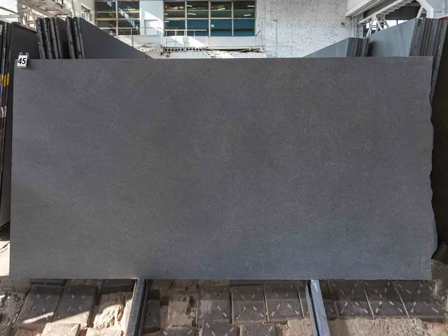 Слэб из гранита SESAM BLACK термообработанный 3120x1600x30 мм, код 28181