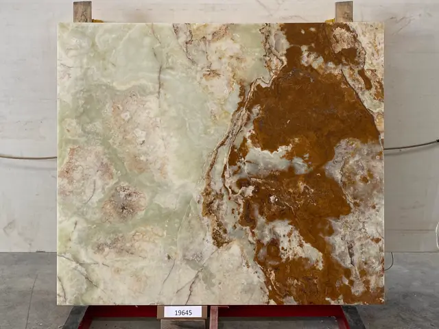 Слэб из оникса VERDE полированный 1850x1600x20 мм, код 19645